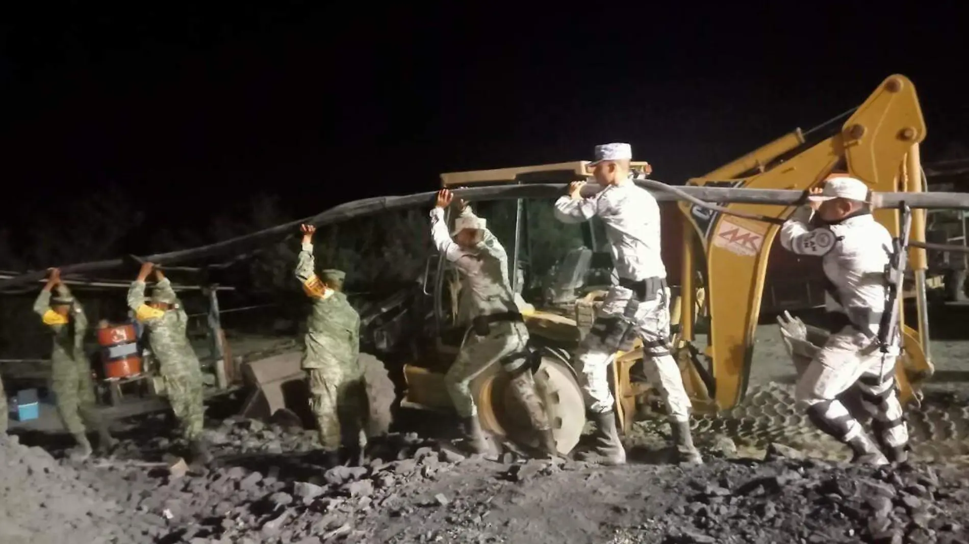 Sedena y GN envían equipos especiales para rescate de mineros en Sabinas, Coahuila